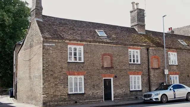 A narrow street of terraced housing on King Street in Cambridge